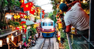 Hanoi Train Street Schedule 2026: Full Timetable & Tips
